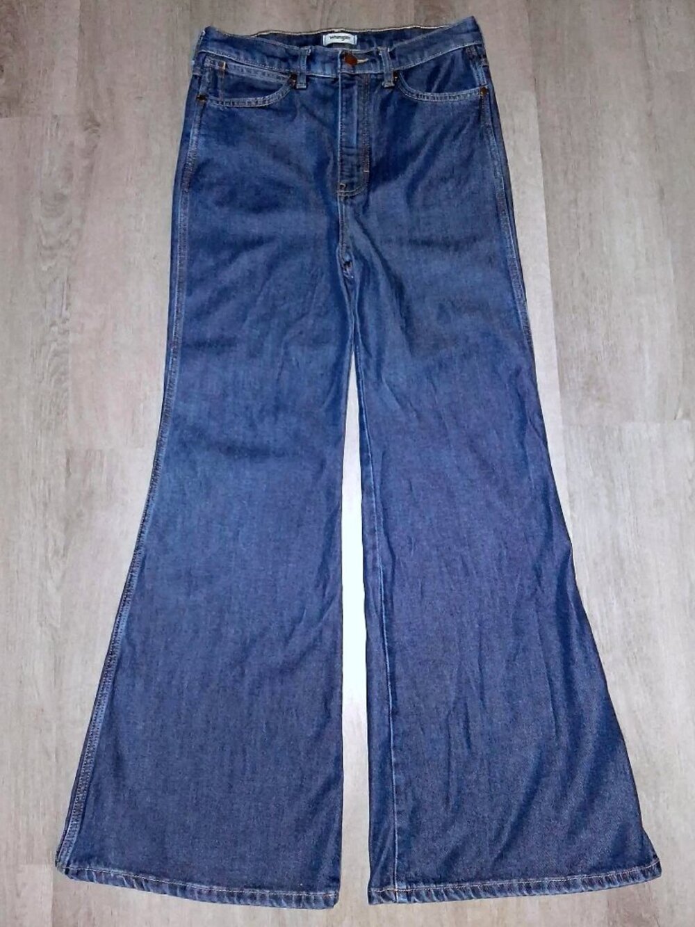 Wrangler 622 Wanderer High Rise Flare Jeans Size 29/30 Distressed Denim Wide Leg